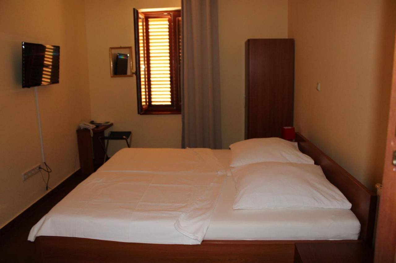 Hotel Roski Slap Drnis Exterior photo